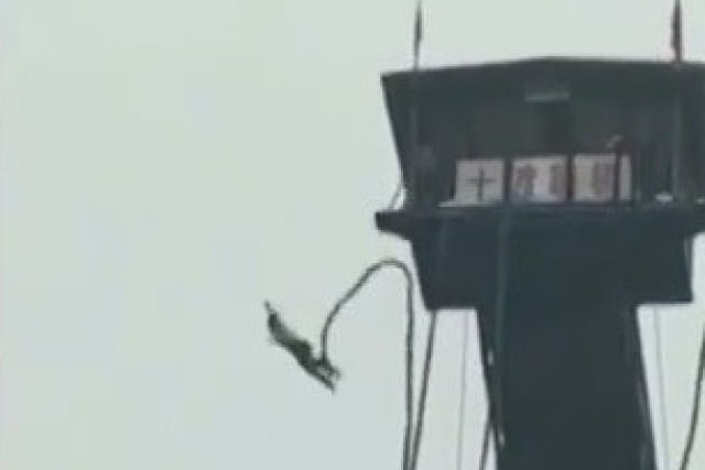 Sofre um terrível acidente ao fazer bungee jumping em uma plataforma