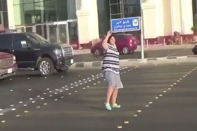 Arábia Saudita prende um adolescente de 14 anos por dançar ?Macarena? em plena rua
