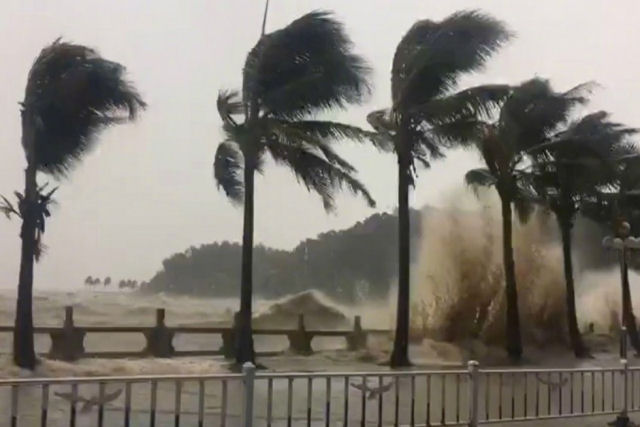 Forte tufão deixa vítimas e semeia a destruição na China