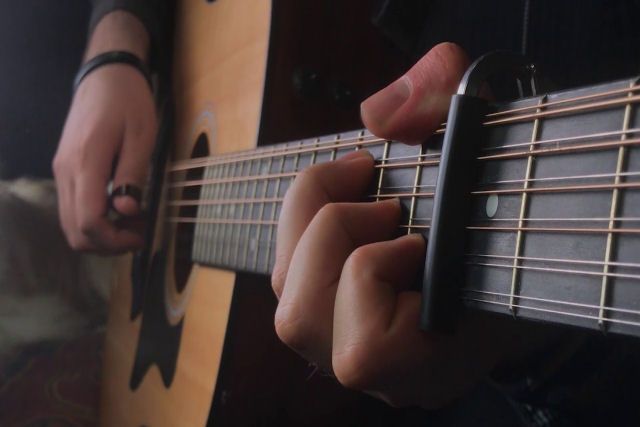 Um cover magnífico do tema de Game of Thrones tocado em um violão de 12 cordas