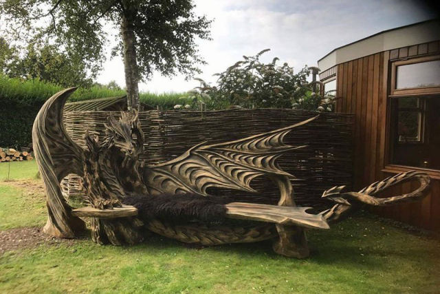 Artista estoniano usa uma motosserra para esculpir um fantástico banco em forma de dragão