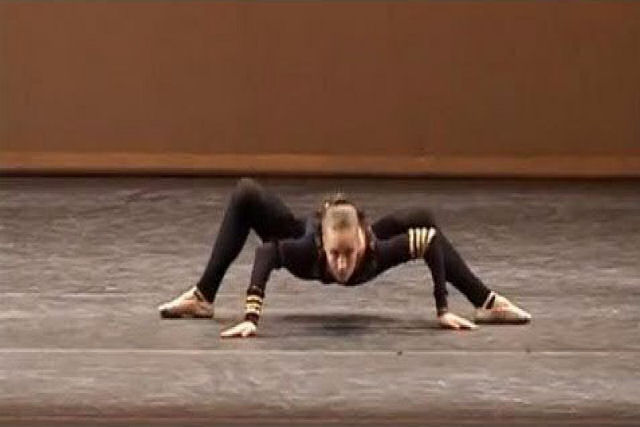 Esta bailarina faz um estranho passo imitando uma aranha