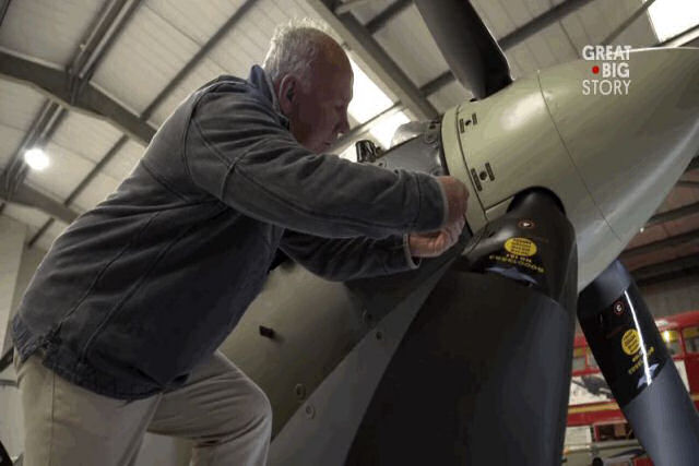 Este homem construiu um avião de combate funcional da Segunda Guerra Mundial a mão