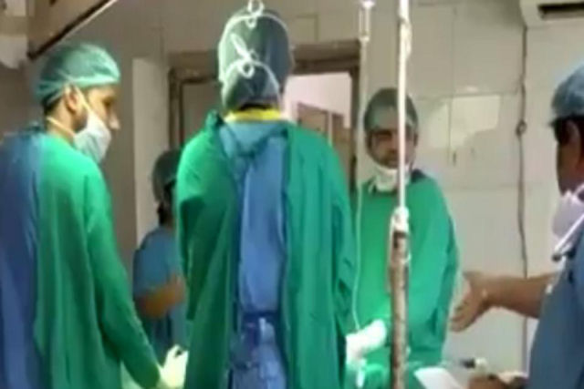 Chocante: recém nascido morre em plena cesárea enquanto dois médicos discutem