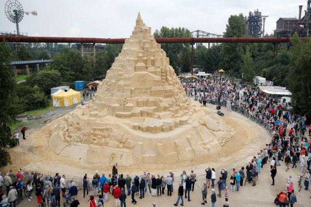 Escultura na Alemanha quebra o recorde mundial do castelo de areia mais alto