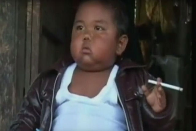 Veja como está realmente o garoto fumante de dois anos que impressionou o mundo