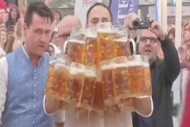 Este homem bate o recorde mundial carregando canecas de cerveja
