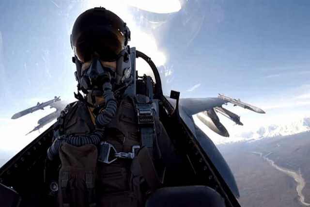 Isto é o que vê o piloto de um F-16 na cabine durante uma prova de armamento