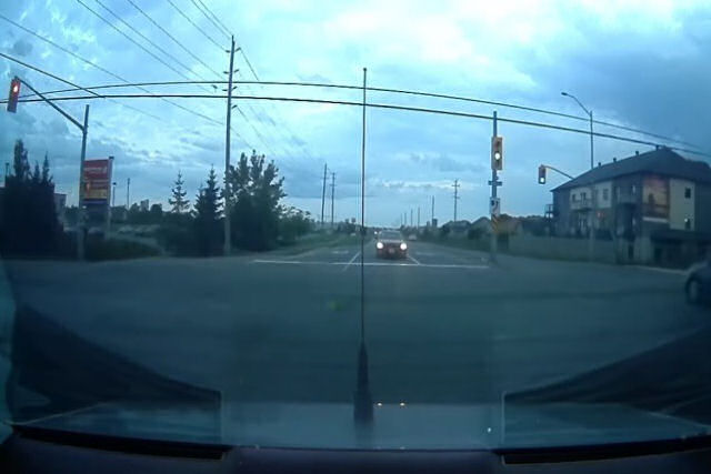 Carro faz manobras estranhas antes de bater contra um semáforo
