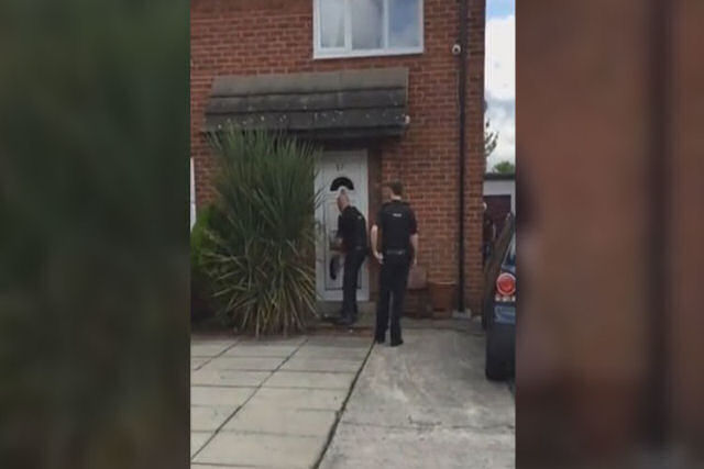 Polícia irrompe porta de sua casa, mas ele escapa pela janela