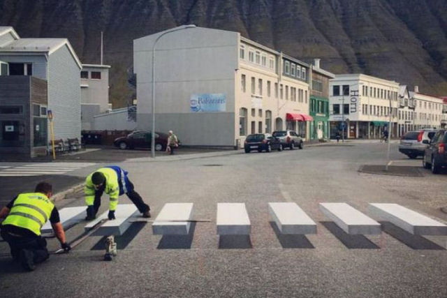 Povoado islandês experimenta com faixa de pedestres em forma de ilusão óptica para obrigar os motoristas a frear