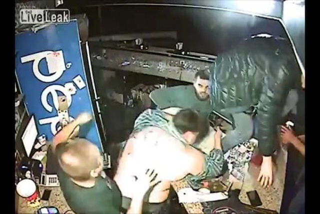 A batalha campal entre bebuns que terminou com a destruição de um bar na Ucrânia