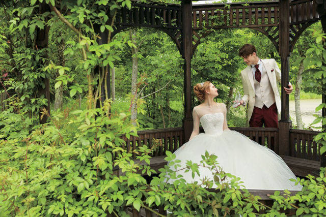 Transforme seu casamento em um conto de fada com estes vestidos de casamento de princesas Disney
