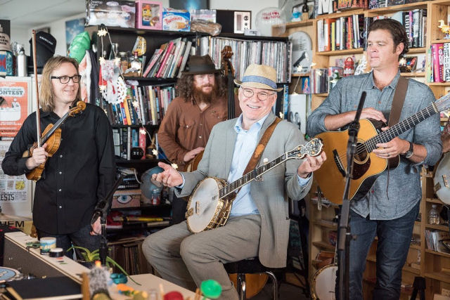 Steve Martin promove novo álbum tocando banjo com sua banda de bluegrass