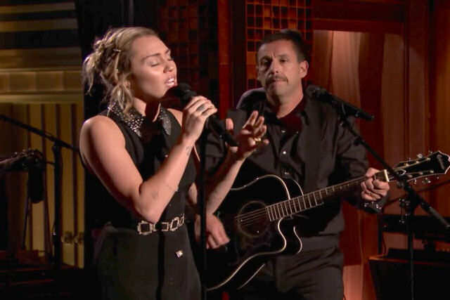 O surpreendente dueto entre Miley Cyrus e Adam Sandler em tributo às vítimas do massacre de Las Vegas