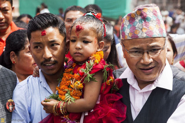 A nova “deusa vivente” do Nepal tem 3 anos e nunca poderá pisar o chão