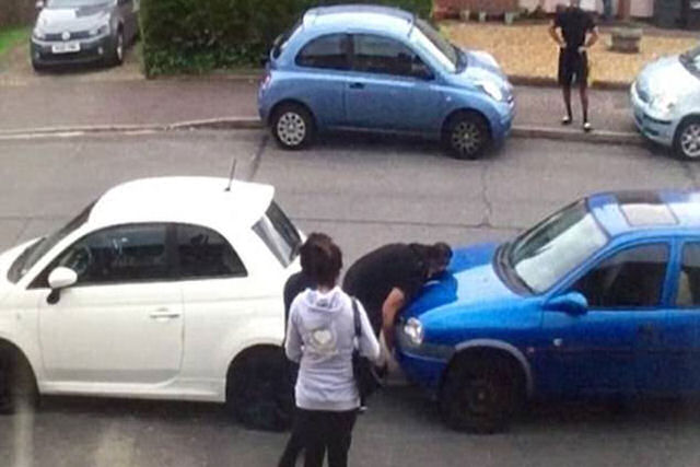Vizinhos bloquearam o estacionamento de sua tia, reagiu e surpreendeu com uma força bestial