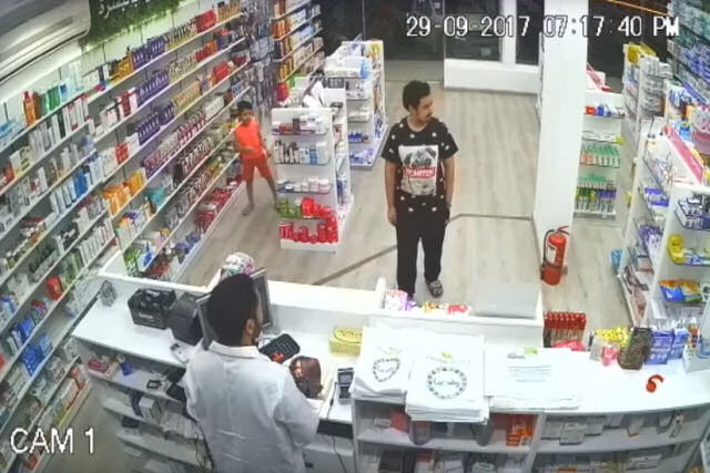 Garoto ladrão demonstra a técnica para roubar ensinada pelo irmão