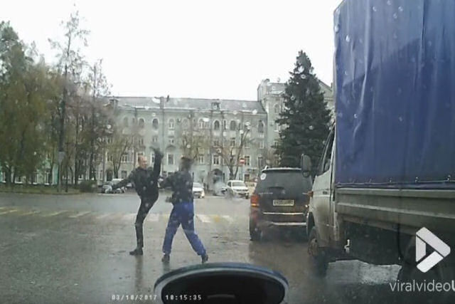 Judoca versus batedor: a curiosa briga entre dois motoristas russos