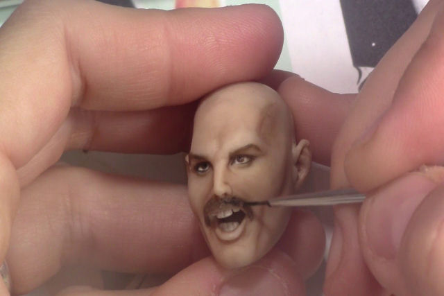 Brasileira esculpe um perfeito modelo em miniatura de Freddie Mercury