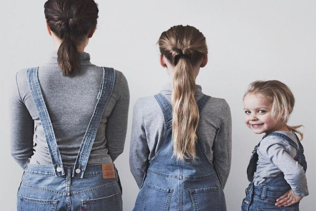 Mãe continua fazendo adoráveis fotos combinando roupas com suas filhas