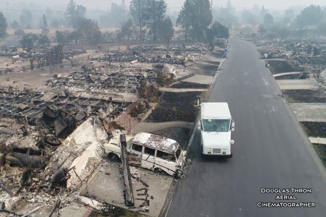 O surreal vídeo de um carteiro entregando correspondências em um bairro destruído pelos incêndios