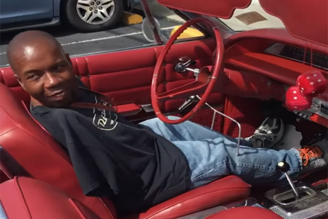 Homem abráquio dirige seu bonito Impala usando suas pernas