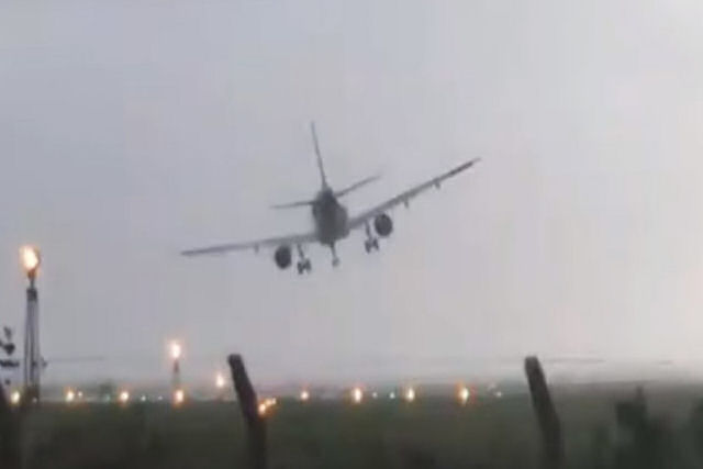 A assustadora aterrissagem de um avião sacudido pelo furacão Ofélia