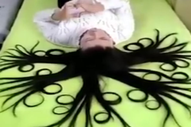 Arte, magia ou chinesice? Qual o truque do cabelo «vivo» desta menina?