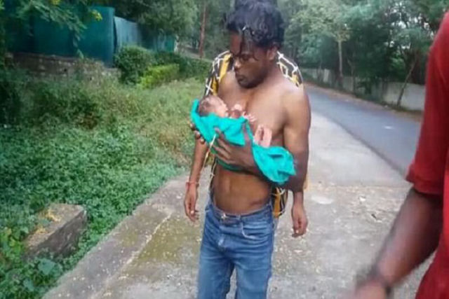 Pais indianos deixam bebê recém-nascida no lixo cheio de formigas