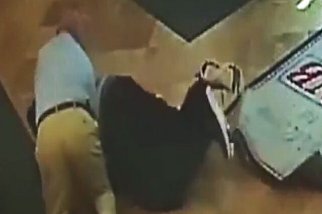 Cliente impede um roubo a mão armada em um banco