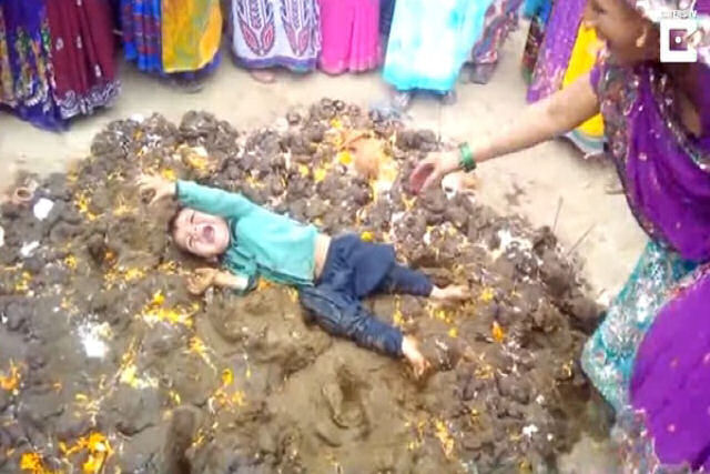 Insólito ritual indiano em que crianças são lançadas sobre o esterco