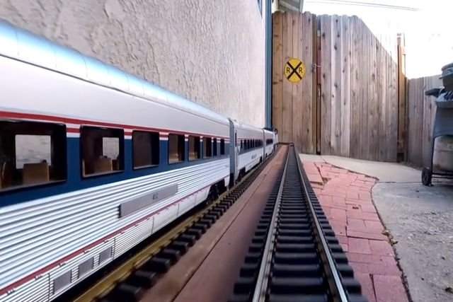 O divertido vídeo de um modelo de trem Amtrak viajando pelo quintal de uma casa