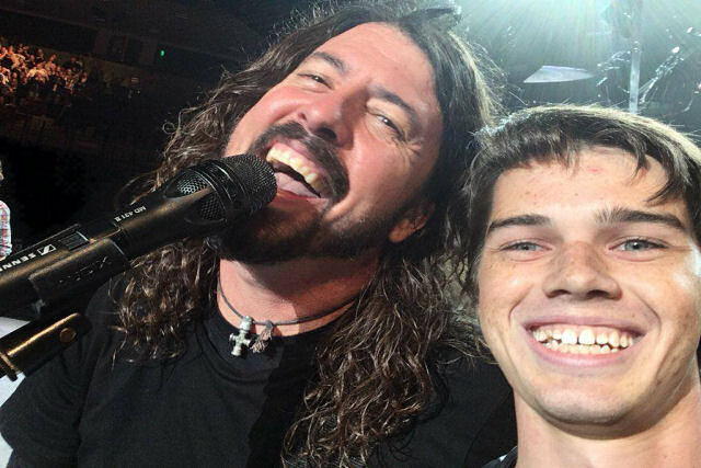 Foo Fighters convida fã para tocar cover do Queen e ele «quebra tudo»