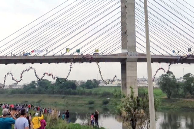245 pessoas tentam quebrar o recorde de maior grupo fazendo bungee jumping de uma ponte