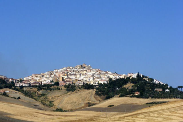 Quer viver na Itália? A cidade de Candela está pagando para quem quiser se mudar para lá