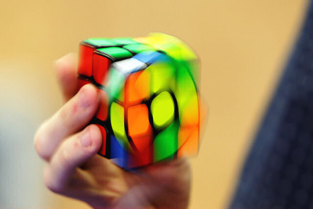 Adolescente pulveriza o recorde mundial anterior do cubo de Rubik em apenas 4,5 segundos
