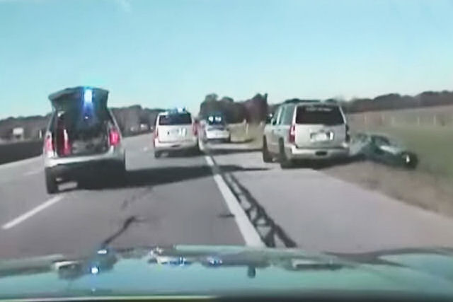 Policiais americanos perseguem carro durante uma hora com um menino de 10 anos