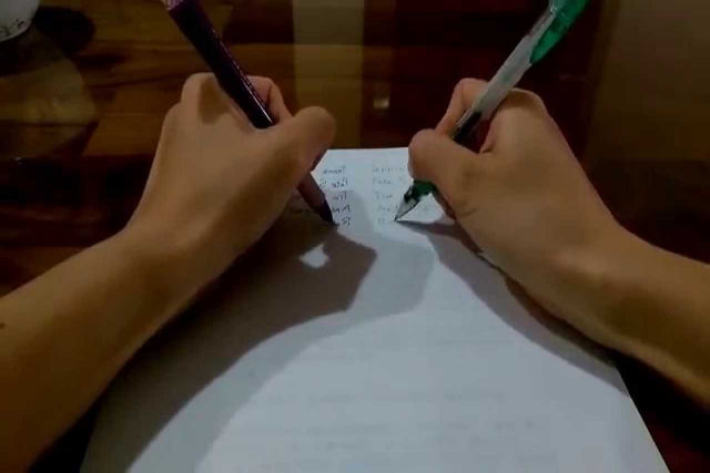A escola indiana onde todos os alunos aprendem a escrever com as duas mãos