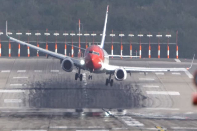 O assustador momento em o que um Boeing 737 aterrissa, toca terra e arremete por culpa do vento cruzado