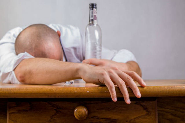 Por que alguns tipos de álcool deixam mais ressaca que outros?