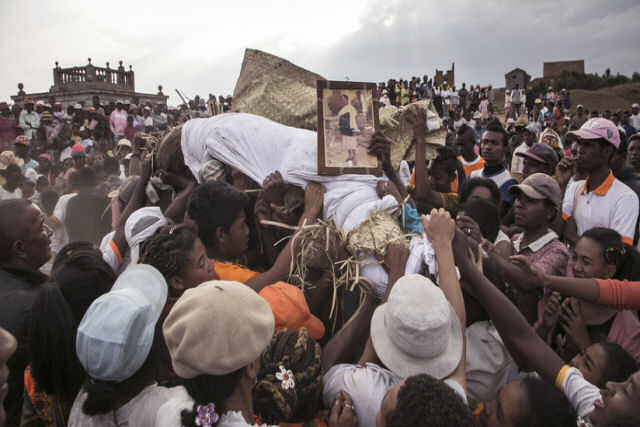 Governo de Madagascar proíbe dança com mortos por um surto de peste