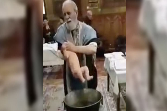 A total falta de tato deste padre durante um batismo na Romênia