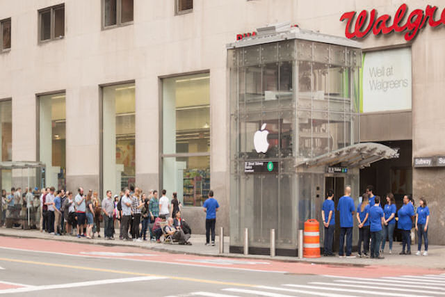 Disfarçam um elevador do metrô como uma Apple Store e põem a 50 pessoas fazendo fila para o iPhone X