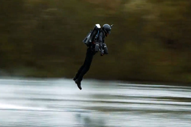 O inventor do traje com jetpack, que voa como o Iron Man, bate o recorde mundial de velocidade