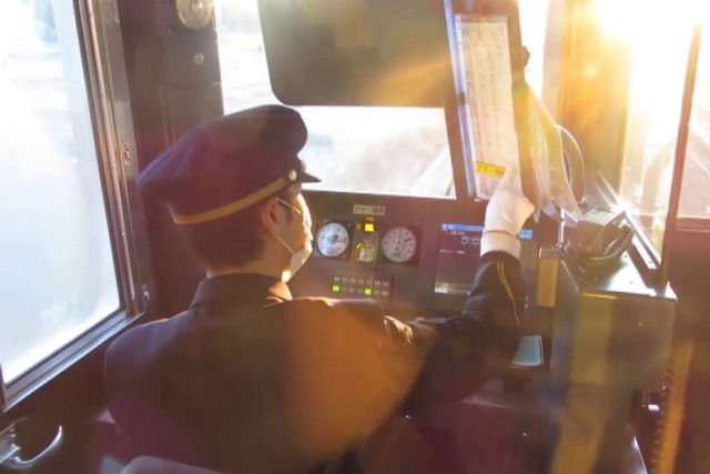 Por que os maquinistas de trens do Japão realizam gestos e sinais com as mãos durante todo o trajeto