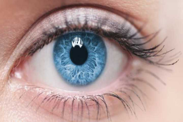 Nova cirurgia a laser permite que você altere a cor dos olhos de castanhos para azul em apenas 20 segundos