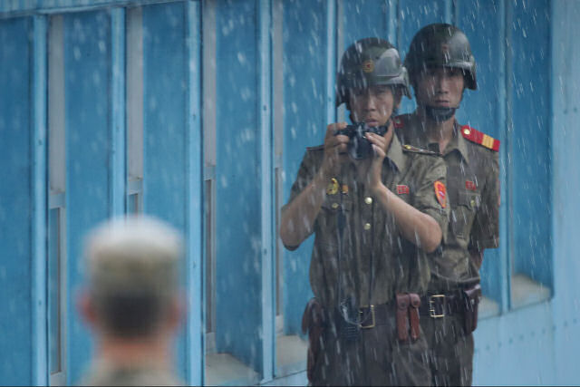 Publicam o vídeo com a espetacular fuga do soldado norte-coreano que atravessou a fronteira sob uma saraivada de balas