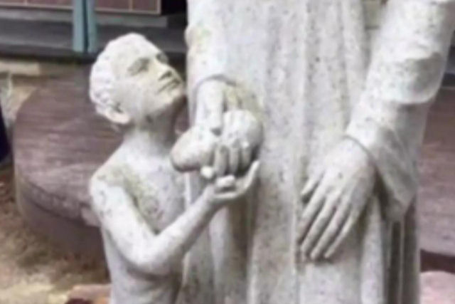 Escola católica australiana é obrigada a cobrir uma estátua por sua conotação pervertida