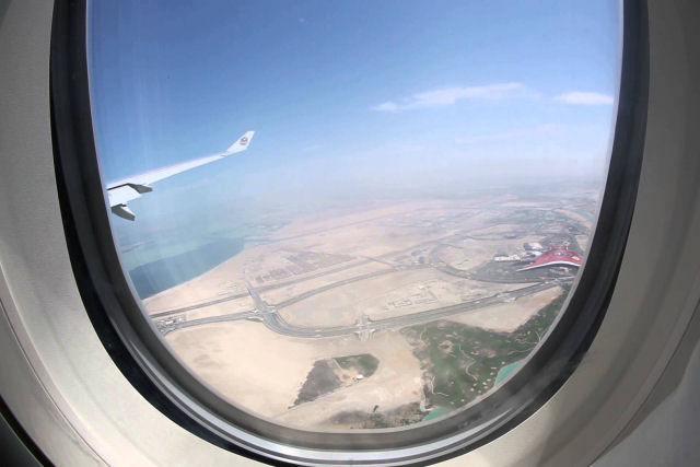 Passageiro «abre» a janela de um avião em pleno voo